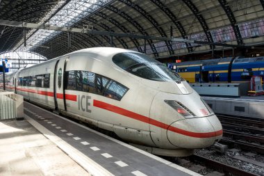 Hollanda, Amsterdam - 21 Nisan 2017: Amsterdam Merkez Tren İstasyonunda ICE Deutsche Bahn treni