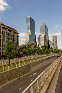 Rotterdam, Hollanda - 27 Mayıs 2017: Rotterdam 'daki Delftse Poort binasının cephesi. Rotterdam, Hollanda 'nın Güney Hollanda eyaletinde yer alan bir şehirdir.