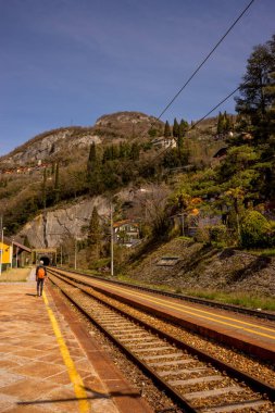 Menaggio, İtalya-2 Nisan 2018: Varenna tren istasyonundaki tünel.