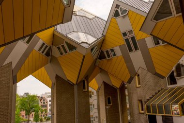 Rotterdam, Hollanda - 27 Mayıs 2017: The Cube Houses Kubuswoningen, Rotterdam. Hollandalı mimar Piet Blom 70 'lerin sonunda Rotterdam' ın Küp Evlerini tasarladı