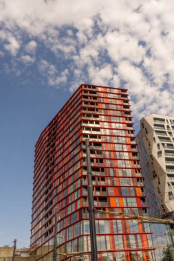 Rotterdam, Hollanda - 27 Mayıs 2017: Rotterdam 'da uzun cam bina. Rotterdam, Hollanda 'nın Güney Hollanda eyaletinde yer alan bir şehirdir.