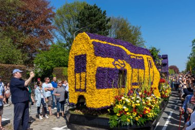 Hollanda, Sassenheim-21 Nisan 2018: Bulbflower Geçit Töreni 2018, Bloemencorso BollenStreek, şenlikli gösteri, çiçeklerle süslenmiş araçlar, baharın yüzü, Hollanda Ulusal Çiçek Geçidi, Hollanda Ulusal Treni