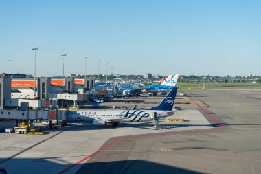 Hollanda, Amsterdam, Schiphol - 06 Mayıs 2018: Havaalanında hava ekibi uçağı. Schiphol Avrupa 'nın en yoğun havaalanlarından biridir..