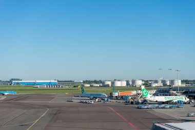 Hollanda, Amsterdam, Schiphol - 06 Mayıs 2018: Transavia Havaalanı. Schiphol Avrupa 'nın en yoğun havaalanlarından biridir..