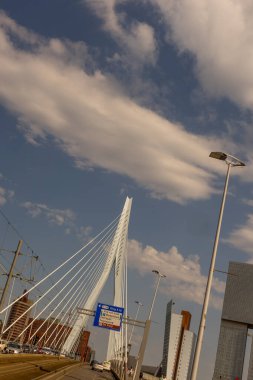 Rotterdam, Hollanda - 27 Mayıs 2017: Rotterdam 'daki Erasmus Köprüsü. Rotterdam, Hollanda 'nın Güney Hollanda eyaletinde yer alan bir şehirdir.