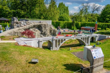 BRÜKSEL, BELGIUM - 17 Nisan 2017: Mini-Avrupa parkındaki minyatürler - Lüksemburg, Avrupa 'daki Pont Adolphe' nin üretimi