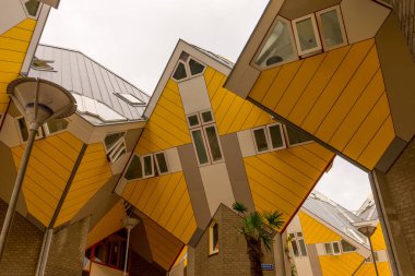 Rotterdam, Hollanda - 27 Mayıs 2017: The Cube Houses Kubuswoningen, Rotterdam. Hollandalı mimar Piet Blom 70 'lerin sonunda Rotterdam' ın Küp Evlerini tasarladı