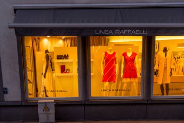 Bruges, Belçika - 17 Şubat 2018: Brüksel, Belçika 'daki Linea Raffaelli mağazasından kırmızı elbiseli manken