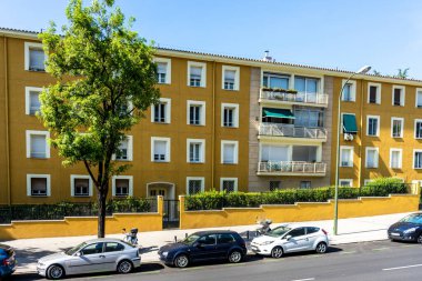 Madrid, İspanya - 17 Haziran 2017: Madrid, İspanya 'da bir deniz yeşili binanın önüne park edilmiş arabalar