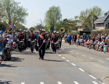 Hollanda, Sassenheim-21 Nisan 2018: Bulbflower Parade 2018, Bloemencorso BollenStreek, şenlikli gösteri, çiçeklerle süslenmiş araçlar, baharın yüzü, Ulusal Hollanda çiçek geçidi, müzik grubu