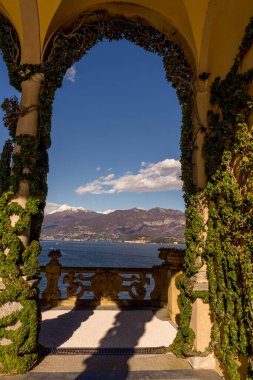 Lecco, İtalya-1 Nisan 2018: Lombardy 'deki ünlü Villa del Balbianello' da sarmaşık süslemeli kemer