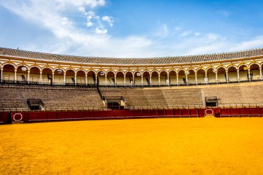Seville, İspanya - 18 Haziran 2017: Turistler Seville, İspanya 'da boğa güreşi ringinin içinde yürüyorlar.