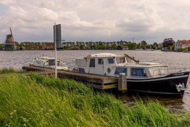 Zaanse Schans - 20 Mayıs: Tekne kanala yanaştı. Zaanse Schans bir Unesco dünya mirası sahası.