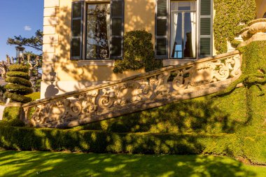 Lecco, İtalya-1 Nisan 2018: Lombardy 'deki ünlü Villa del Balbianello' da sarmaşık süslemeli merdivenler