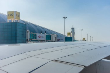 Dubai, Emirlikler - 18 Kasım 2018: HSBC banka reklamlı Emirates havaalanı