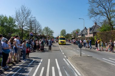 Hollanda, Sassenheim-21 Nisan 2018: Bulbflower Parade 2018, Bloemencorso BollenStreek, Ambulans Yolda