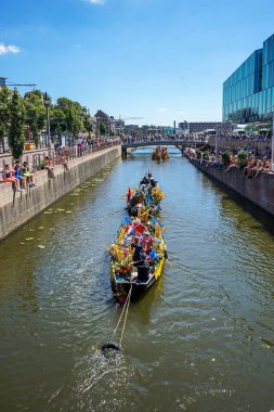 Hollanda, Delft-5 Ağustos 2018: Westland Boat Parade (Varend Corso), şenlikli gösteri, çiçek ve sebzelerle süslenmiş tekneler, Westland bölgesinde renkli yelkenli çiçek geçit töreni