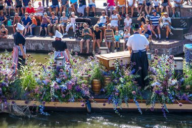 Hollanda, Delft-5 Ağustos 2018: Westland Boat Parade (Varend Corso), şenlikli gösteri, çiçek ve sebzelerle süslenmiş tekneler, Westland bölgesinde renkli yelkenli çiçek geçit töreni