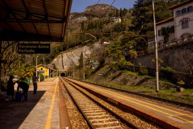 Menaggio, İtalya-2 Nisan 2018: Varenna tren istasyonundaki tünel.
