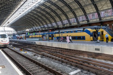 Hollanda, Amsterdam - 21 Nisan 2017: Amsterdam Merkez Tren İstasyonunda NS Holland treni