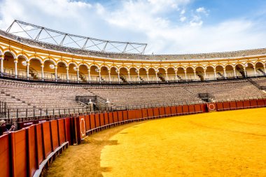 Seville, İspanya - 18 Haziran 2017: Turistler Seville, İspanya 'da boğa güreşi ringinin içinde yürüyorlar.