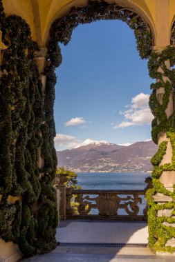 Lecco, İtalya-1 Nisan 2018: Lombardy 'deki ünlü Villa del Balbianello' da sarmaşık süslemeli kemer