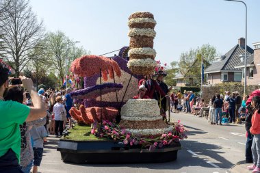 Hollanda, Sassenheim-21 Nisan 2018: Bulbflower Geçit Töreni 2018, Bloemencorso BollenStreek, şenlikli gösteri, çiçeklerle süslenmiş araçlar, baharın yüzü, Ulusal Hollanda çiçek geçit töreni
