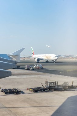 Dubai, Emirlikler - 18 Kasım 2018: Bir pencereden Emirliklerin uçağının görüntüsü