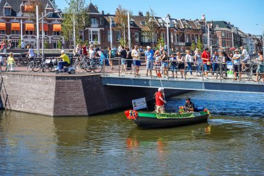 Hollanda, Delft-5 Ağustos 2018: Westland Boat Parade (Varend Corso), şenlikli gösteri, çiçek ve sebzelerle süslenmiş tekneler, Westland bölgesinde renkli yelkenli çiçek geçit töreni