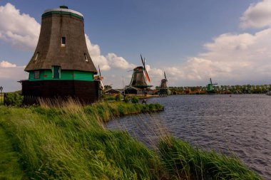 Zaanse Schans - 20 Mayıs 2017: Zaanse Schans 'da eski bir yel değirmeninin cephesi. Zaanse Schans bir Unesco dünya mirası sahası.