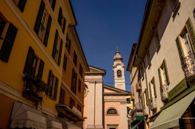 Menaggio, İtalya-2 Nisan 2018: Menaggio, Lombardy 'deki kilise kulesi