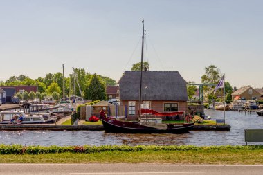 Giethoorn, Hollanda - 26 Mayıs 2017 'de Giethoorn' a bir tekne yanaştı. Giethoorn Hollanda 'nın Venedik' i.