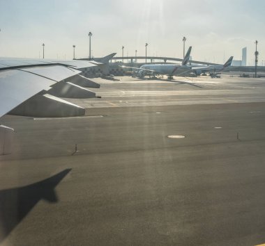 Dubai, Emirlikler - 18 Kasım 2018: Bir pencereden Emirliklerin uçağının görüntüsü
