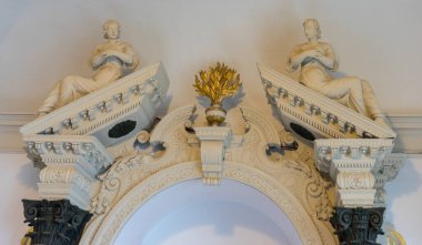 Varenna, İtalya - 31 Mart 2018: Bulutlu bir günde Villa Manastırı 'nda dekorasyon. Como Gölü, Lombardy, İtalya