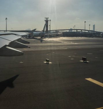 Dubai, Emirlikler - 18 Kasım 2018: Bir pencereden Emirliklerin uçağının görüntüsü