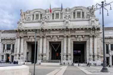 Milan Merkez İstasyonu - 31 Mart 2018 tarihinde Milano merkez tren istasyonu cephesi, İtalya. Milano tren istasyonu, Avrupa 'nın en büyük tren istasyonudur.