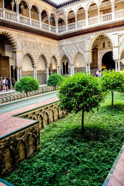 Seville, İspanya - 18 Haziran 2017: İnsanlar Seville, İspanya 'daki Alcazar Sarayı' nın avlusunda yürüyor.