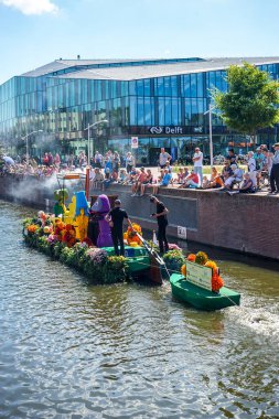 Hollanda, Delft-5 Ağustos 2018: Westland Boat Parade (Varend Corso), şenlikli gösteri, çiçek ve sebzelerle süslenmiş tekneler, Westland bölgesinde renkli yelkenli çiçek geçit töreni