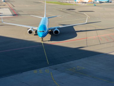 Hollanda, Amsterdam, Schiphol - 06 Mayıs 2018: Havaalanında KLM uçak kanadı. Schiphol Avrupa 'nın en yoğun havaalanlarından biridir..