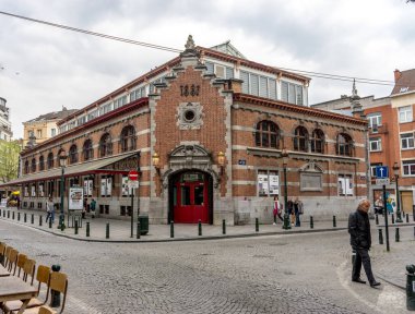Brüksel, Belçika - 17 Nisan: 17 Nisan 'da Brüksel, Belçika' da Halles Saint-Gry - Agora bruxelloise 'in önünde yürüyen bir adam. 