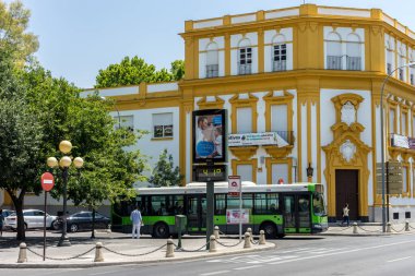 Cordoba, İspanya - 20 Haziran: Avrupa 'da sıcak bir yaz gününde YENİLMİŞ ŞEHRİ ADAM