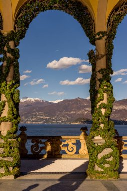 Lecco, İtalya-1 Nisan 2018: Lombardiya 'daki ünlü Villa del Balbianello' da sarmaşık süslemeli balkon kemeri