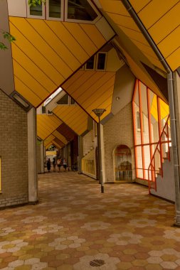 Rotterdam, Hollanda - 27 Mayıs 2017: The Cube Houses Kubuswoningen, Rotterdam. Hollandalı mimar Piet Blom 70 'lerin sonunda Rotterdam' ın Küp Evlerini tasarladı