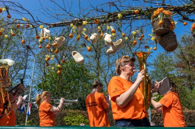Hollanda, Sassenheim-21 Nisan 2018: Bulbflower Geçit Töreni 2018, Bloemencorso BollenStreek, şenlikli gösteri, çiçeklerle süslenmiş araçlar, baharın yüzü, Ulusal Hollanda çiçek geçit töreni