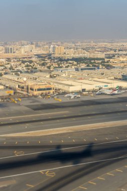 Dubai, Emirlikler - 18 Kasım 2018: Dubai havaalanındaki Dnata Hava Kargo şehri ve BUD TNT hangarı