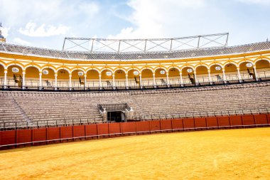 Seville, İspanya - 18 Haziran 2017: Turistler Seville, İspanya 'da boğa güreşi ringinin içinde yürüyorlar.