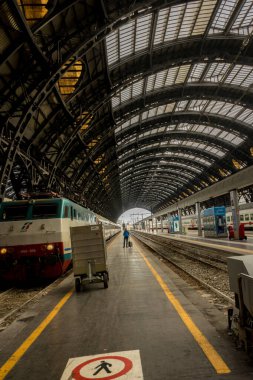 Milan Merkez İstasyonu - 31 Mart 2018 'de Milano merkez tren istasyonu platformu. Milano tren istasyonu, Avrupa 'nın en büyük tren istasyonudur.