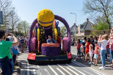 Hollanda, Sassenheim-21 Nisan 2018: Bulbflower Geçit Töreni 2018, Bloemencorso BollenStreek, şenlikli gösteri, çiçeklerle süslenmiş araçlar, baharın yüzü, Ulusal Hollanda çiçek geçit töreni