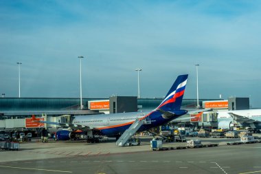 Schiphol, Amsterdam, Hollanda - 4 Kasım 2018: Aeroflot uçakları ING Bank sponsorluğunda havaalanında bekliyor