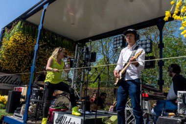 Hollanda, Sassenheim-21 Nisan 2018: Bulbflower Geçit Töreni 2018, Bloemencorso BollenStreek, şenlikli gösteri, çiçeklerle süslenmiş araçlar, baharın yüzü, Ulusal Hollanda çiçek geçit töreni